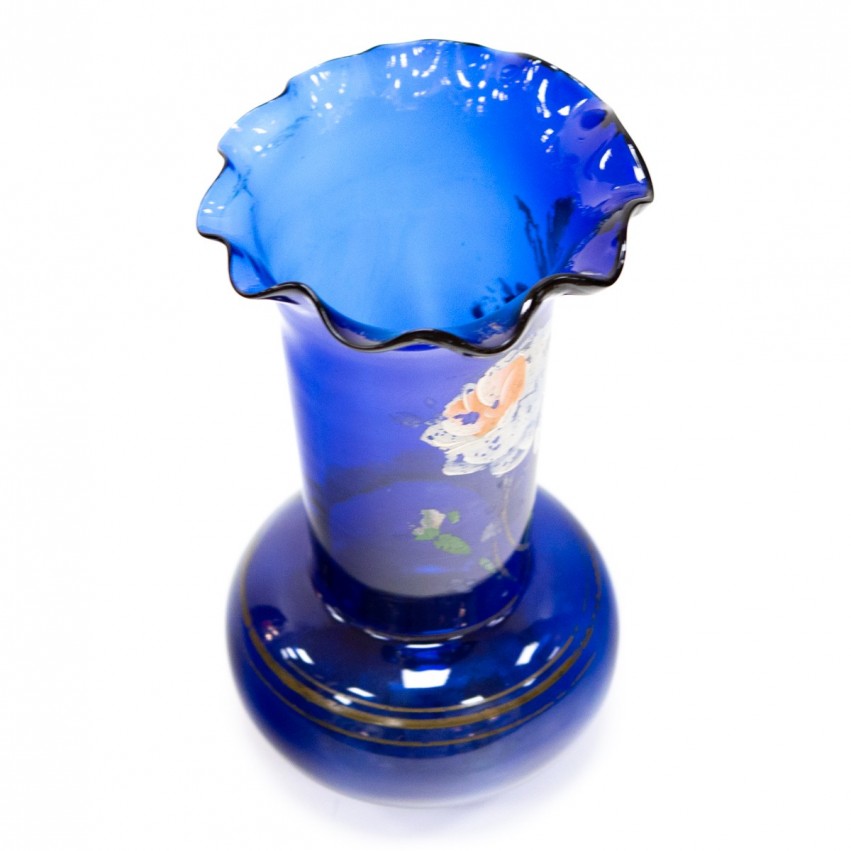 Vase bleu aux motifs floraux