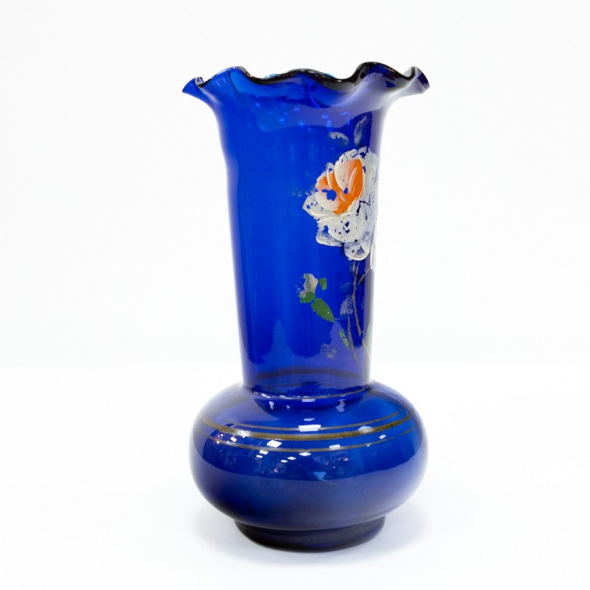 Vase bleu aux motifs floraux