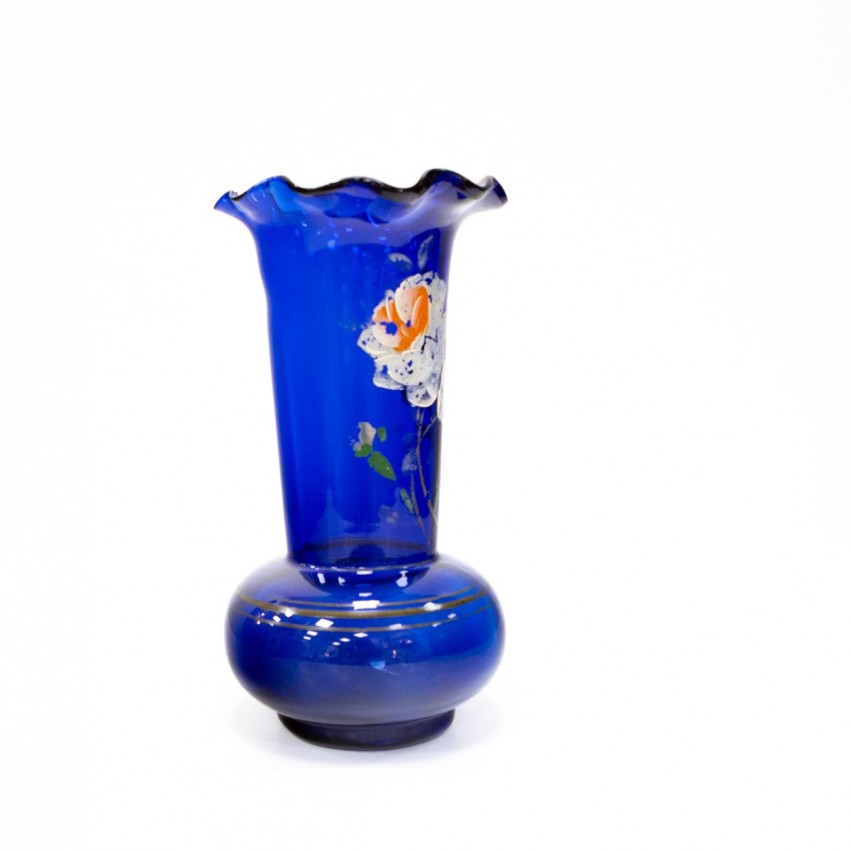 Vase bleu aux motifs floraux