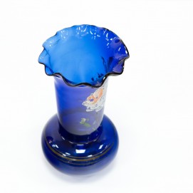 Vase bleu aux motifs floraux