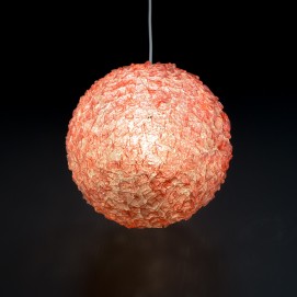 Suspension sphérique rose en plastique des années 1960