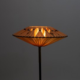 Lampadaire tripode en métal et résine des années 1950