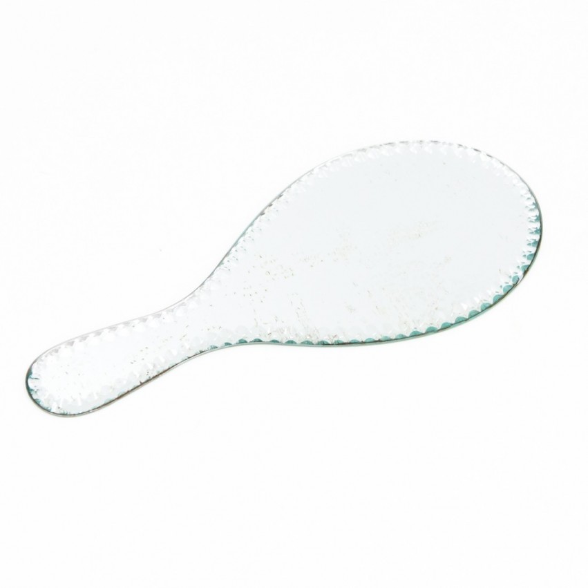 Miroir à poignée gravé de motifs géométriques.
