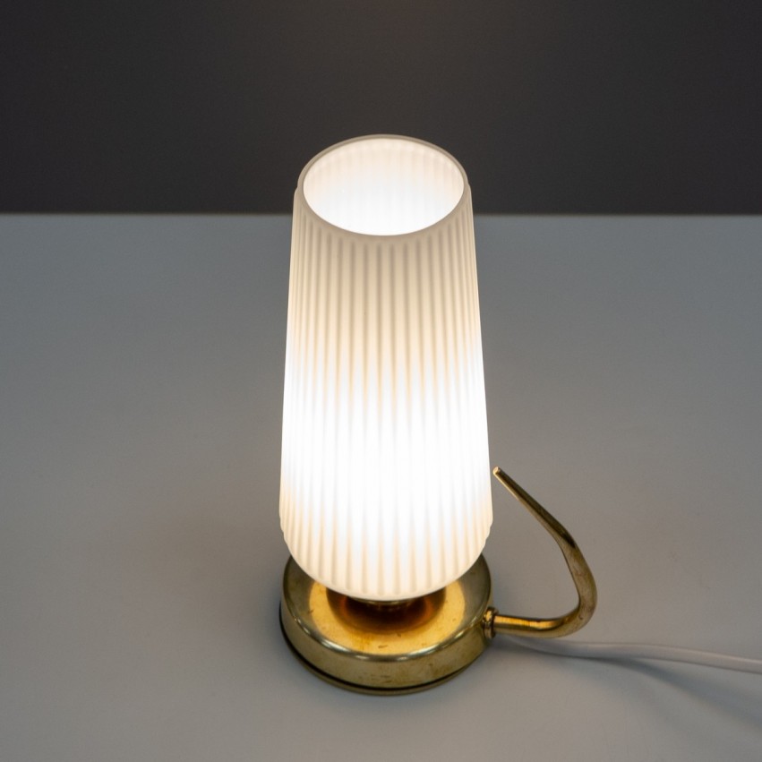 Lampe mobile en verre cannelé et laiton