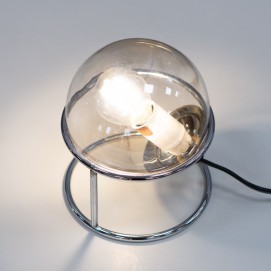 Lampe close comportant un globe de verre et un socle chromé des années 1970
