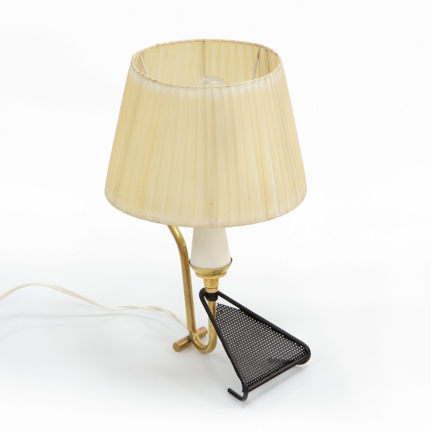 Lampe mobile tripode des années 1950 en tôle perforée et lamelles de plastique Lampe mobile tripode des années 1950 en tôle perforée et lamelles de plastique