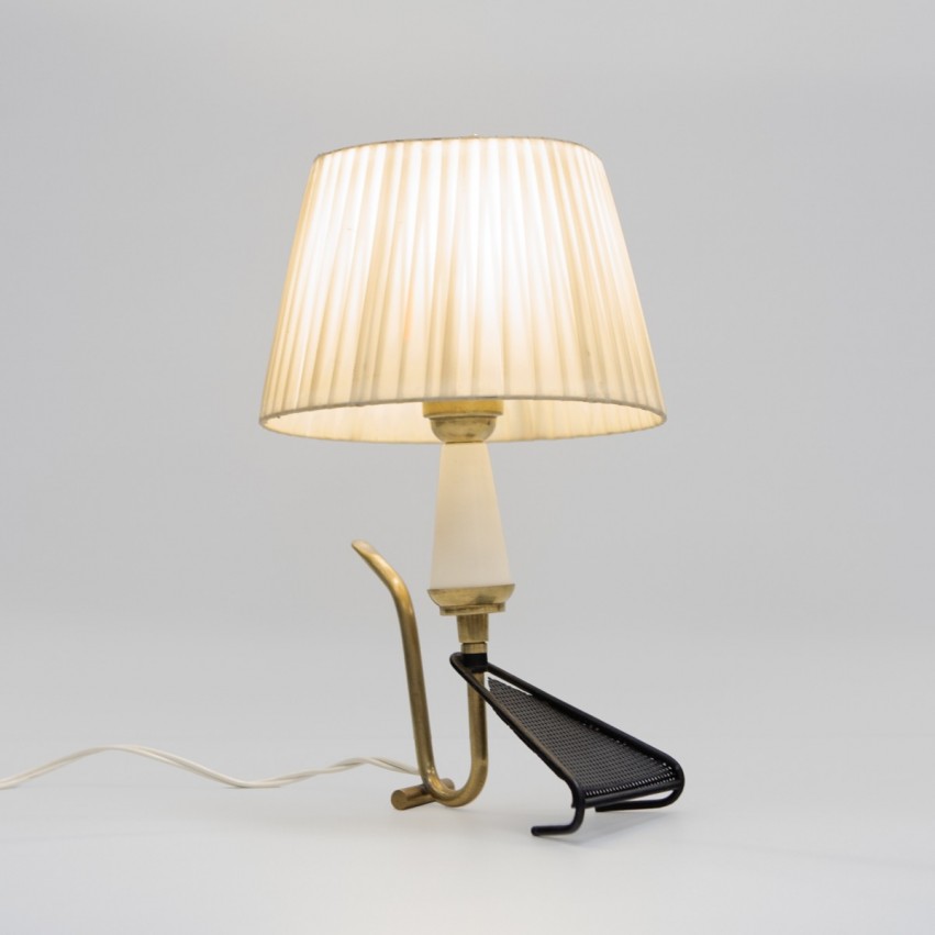 Lampe mobile tripode des années 1950 en tôle perforée et lamelles de plastique