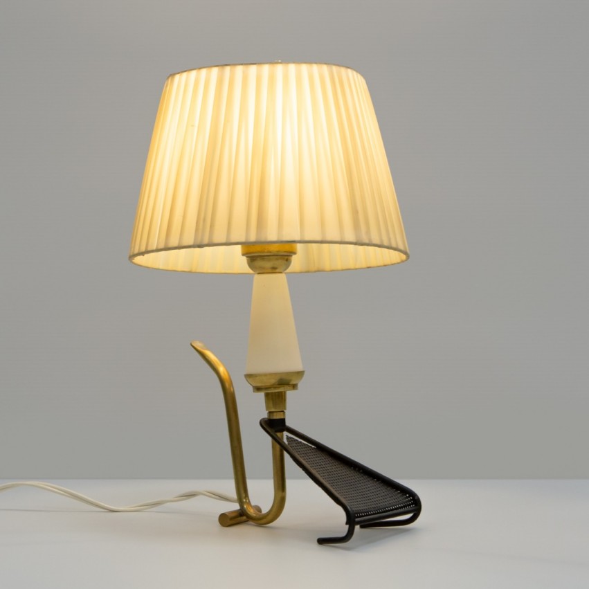 Lampe mobile tripode des années 1950 en tôle perforée et lamelles de plastique