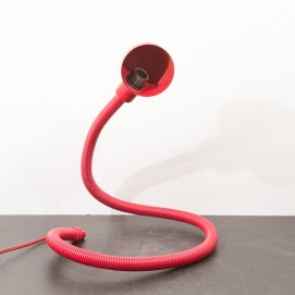 Pour acheter la lampe de table Hebi (serpent) réalisée par Isao Hosoe pour Valenti en 1970, c'est ici !