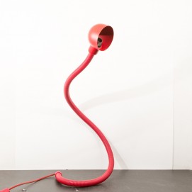 Pour acheter la lampe de table Hebi (serpent) réalisée par Isao Hosoe pour Valenti en 1970, c'est ici !