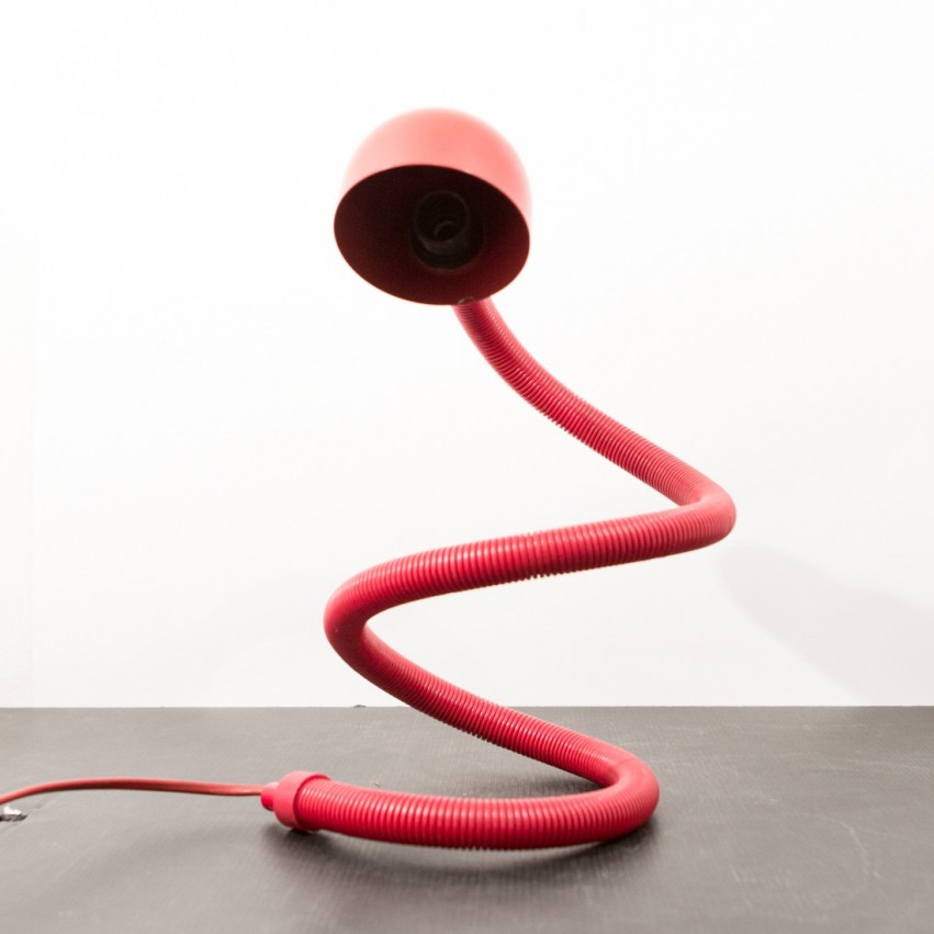 Pour acheter la lampe de table Hebi (serpent) réalisée par Isao Hosoe pour Valenti en 1970, c'est ici !