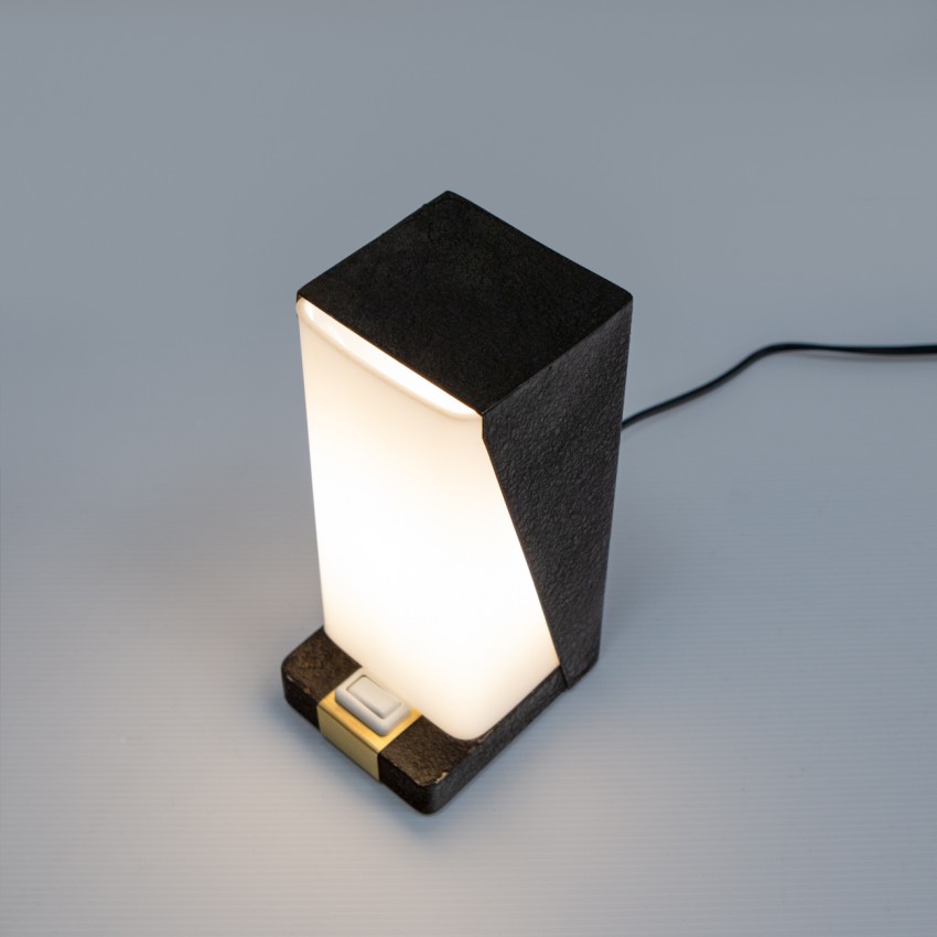 Lampe de chevet asymétrique en plexiglas et tôle pliée des années 1960