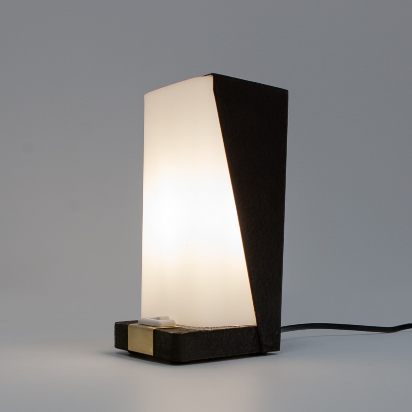 Lampe de chevet asymétrique en plexiglas et tôle pliée des années 1960