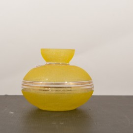 Vase en verre granité jaune et doré des années 1950