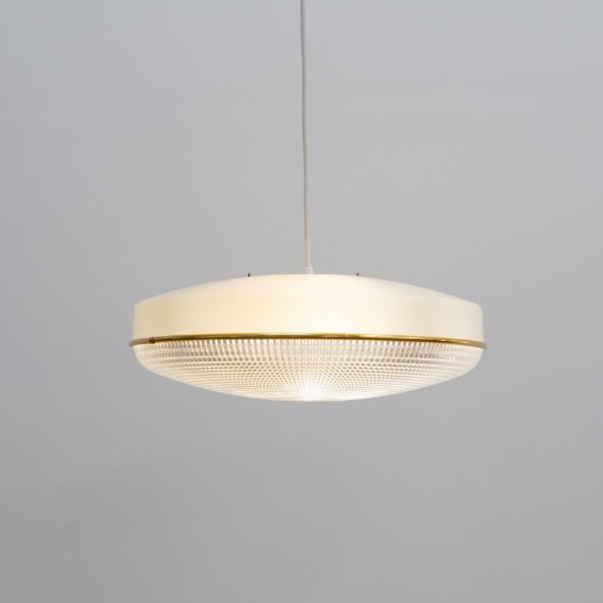 Suspension UFO en résine opale éditée par Erco