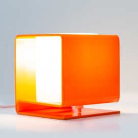 Lampe - Cube en Plexiglas orange traversé par un cylindre blanc