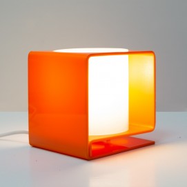 Lampe - Cube en Plexiglas orange traversé par un cylindre blanc