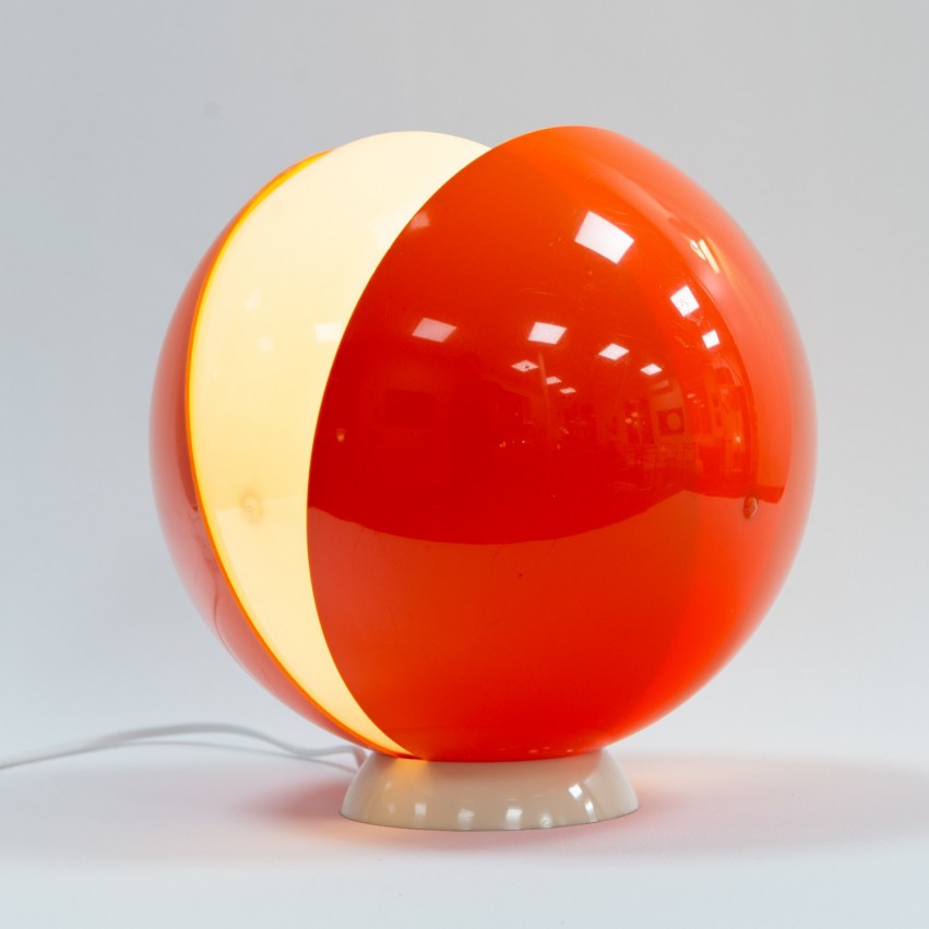 Lampe boule Plexiglas orange et blanc des années 1960