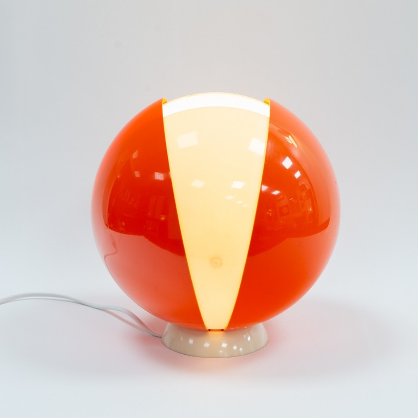 Lampe boule Plexiglas orange et blanc des années 1960