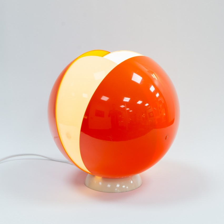 Lampe boule Plexiglas orange et blanc des années 1960