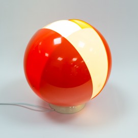 Lampe boule Plexiglas orange et blanc des années 1960