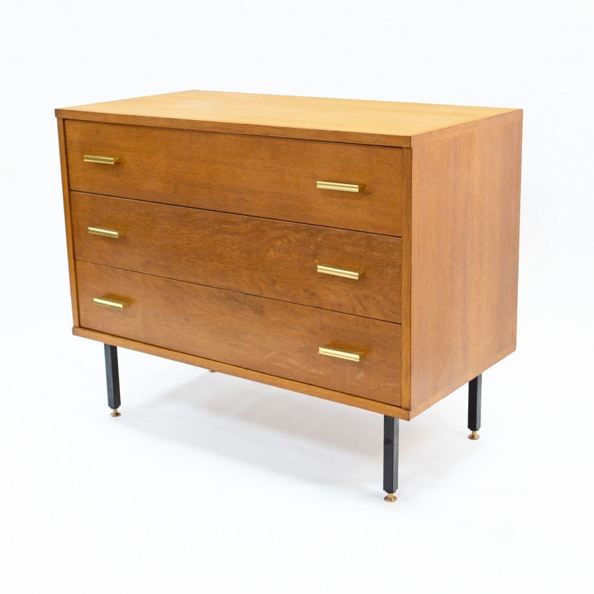 Commode à trois tiroirs en bois et laiton des années 1950