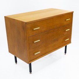 Commode à trois tiroirs en bois et laiton des années 1950