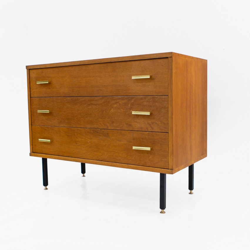 Commode à trois tiroirs en bois et laiton des années 1950