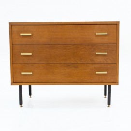 Commode à trois tiroirs en bois et laiton des années 1950