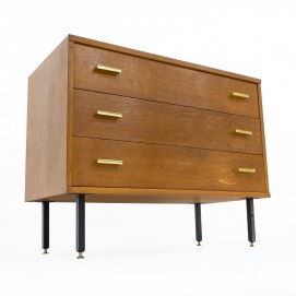 Commode à trois tiroirs en bois et laiton des années 1950