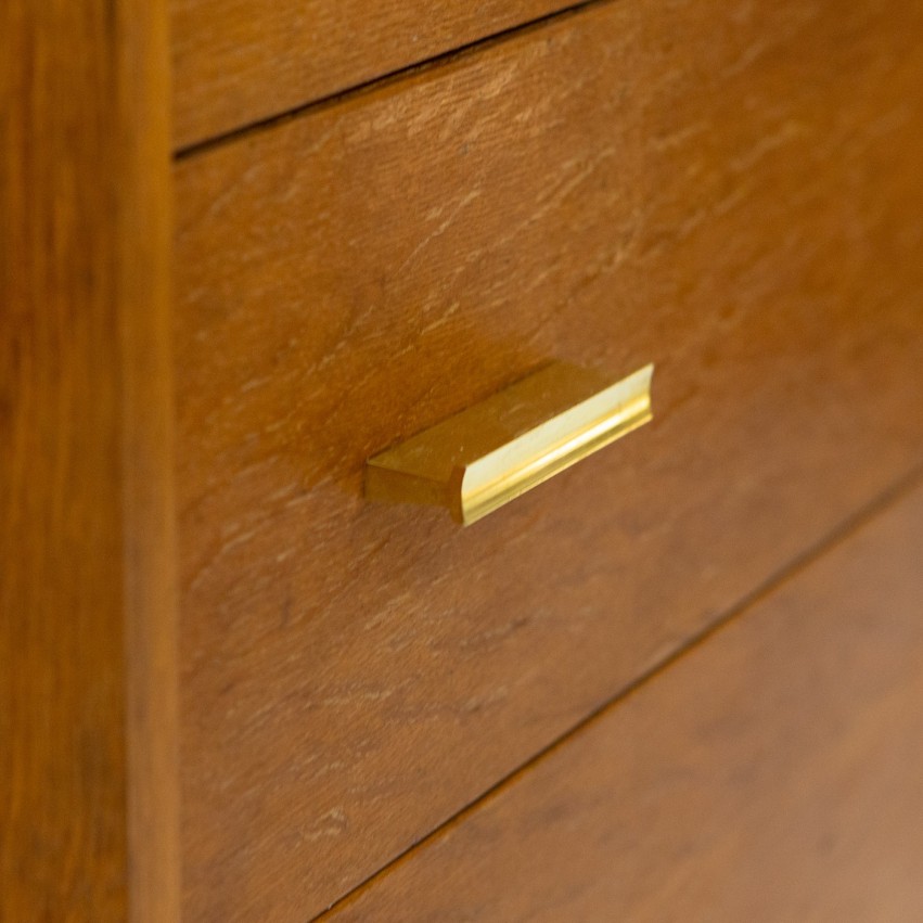 Commode à trois tiroirs en bois et laiton des années 1950