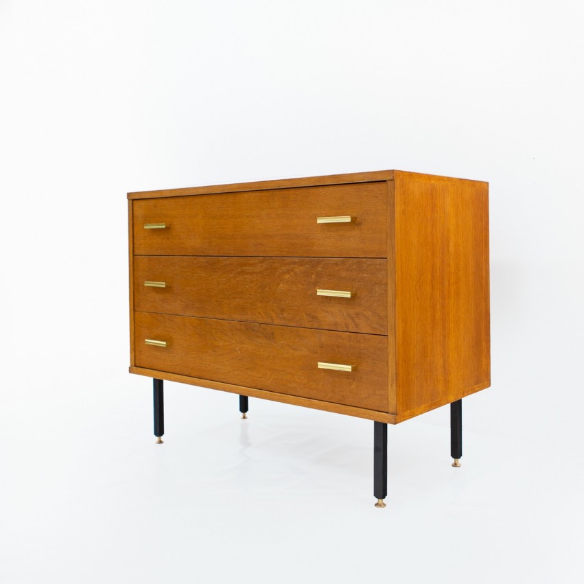 Commode à trois tiroirs en bois et laiton des années 1950