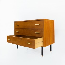 Commode à trois tiroirs en bois et laiton des années 1950