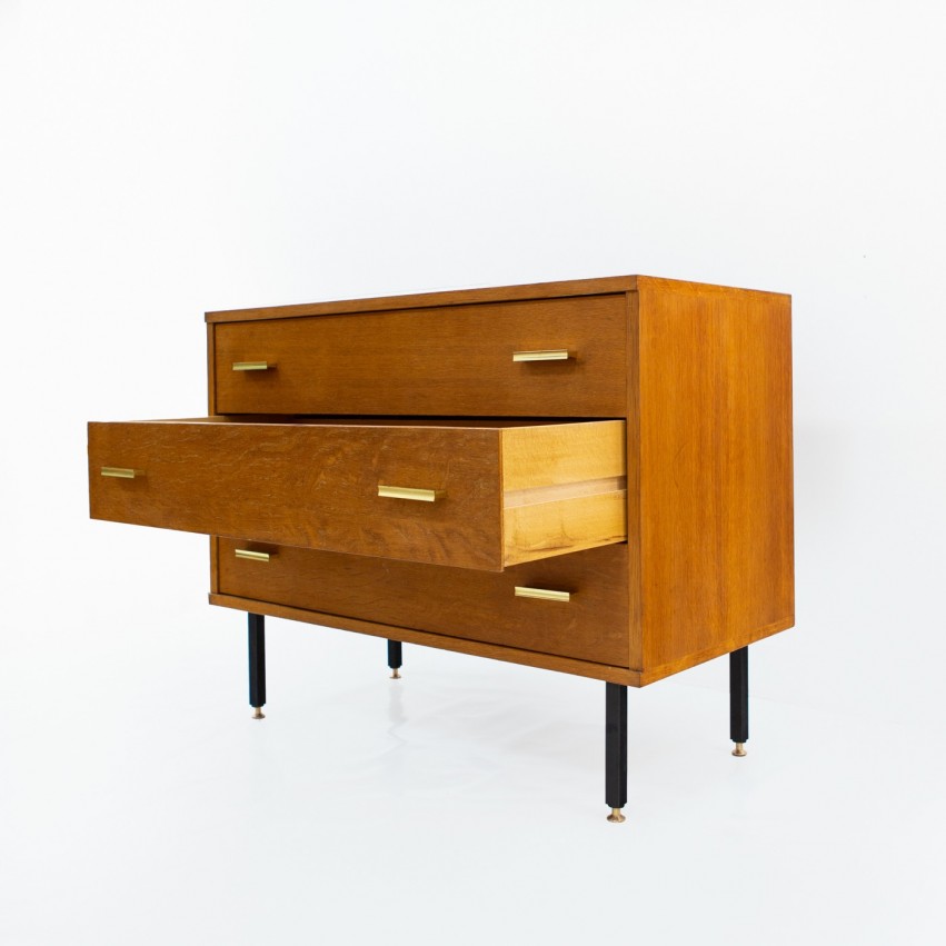 Commode à trois tiroirs en bois et laiton des années 1950