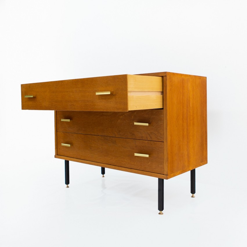 Commode à trois tiroirs en bois et laiton des années 1950