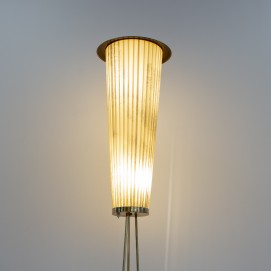 Lampadaire laiton et raphia synthétique des années 1960