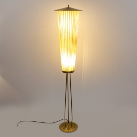 Lampadaire laiton et raphia synthétique des années 1960