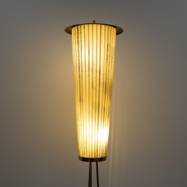 Lampadaire laiton et raphia synthétique des années 1960