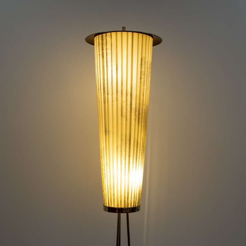 Lampadaire laiton et raphia synthétique des années 1960