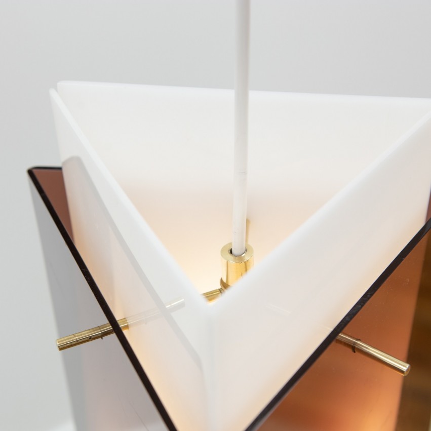 Suspension triangulaire en Plexiglas et laiton des années 1950