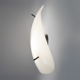 Plafonnier triangulaire en Plexiglas et laiton