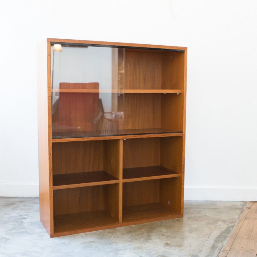 Bibliothèque en bois et vitrine des années 1970