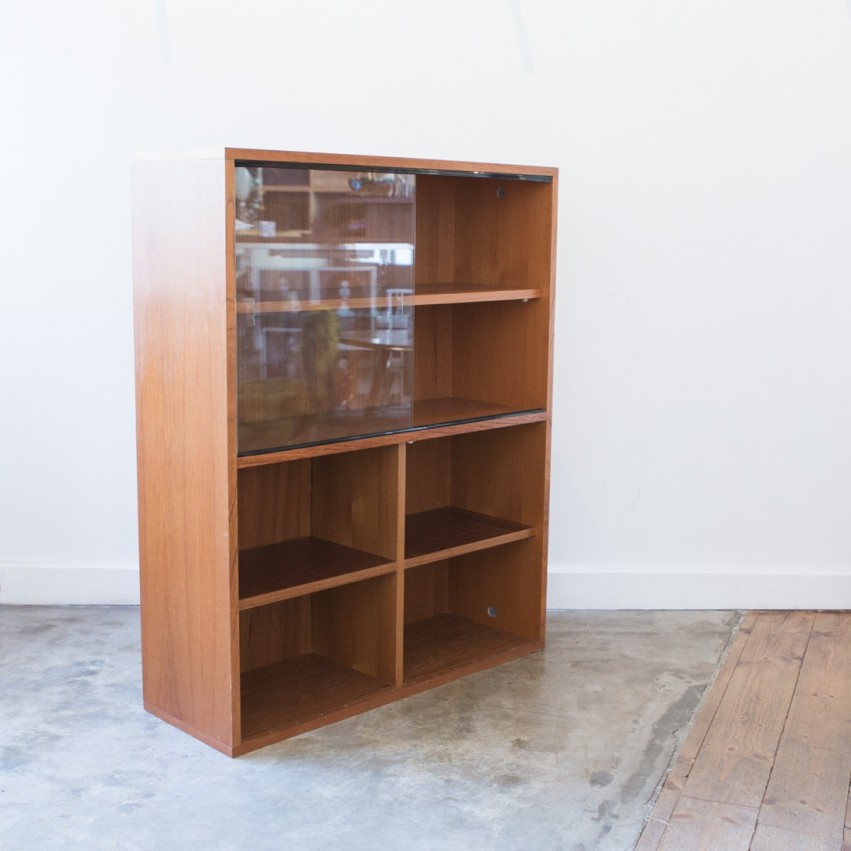 Bibliothèque en bois et vitrine des années 1970