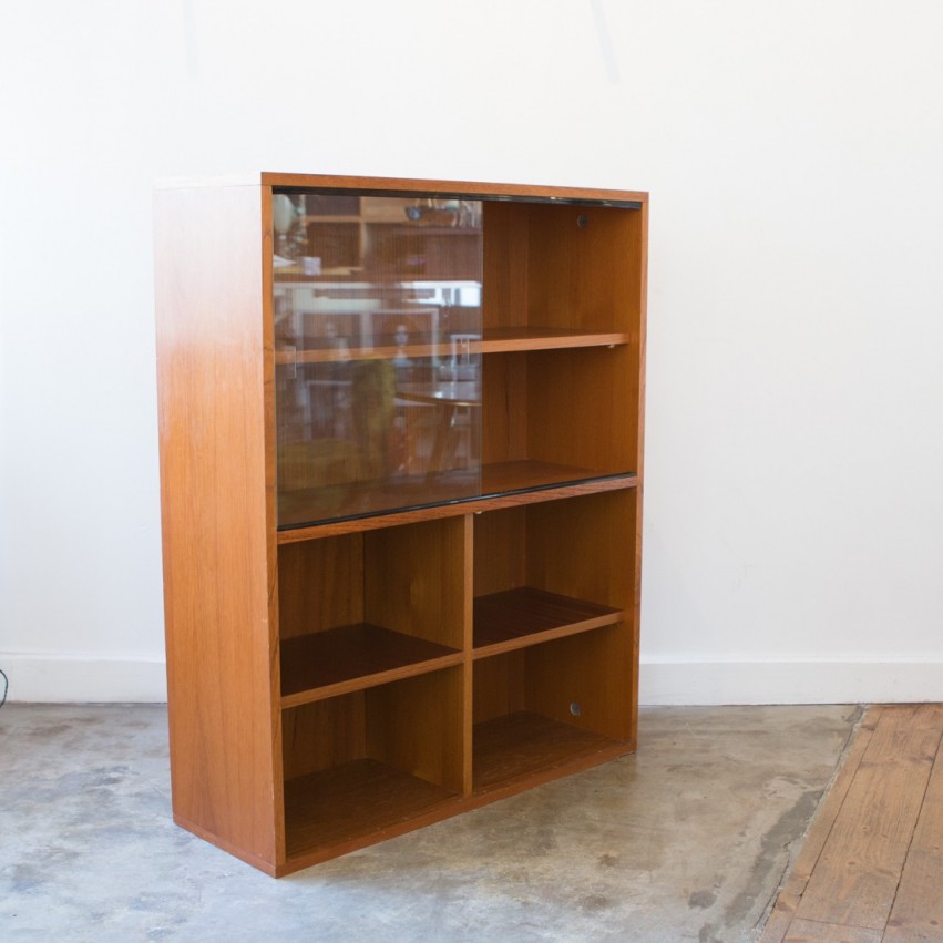 Bibliothèque en bois et vitrine des années 1970