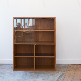 Bibliothèque en bois et vitrine des années 1970