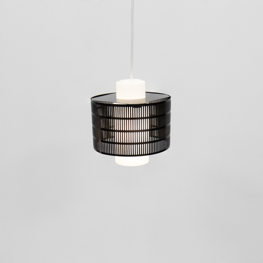 Suspension en verre opale et tôle perforée Arlus