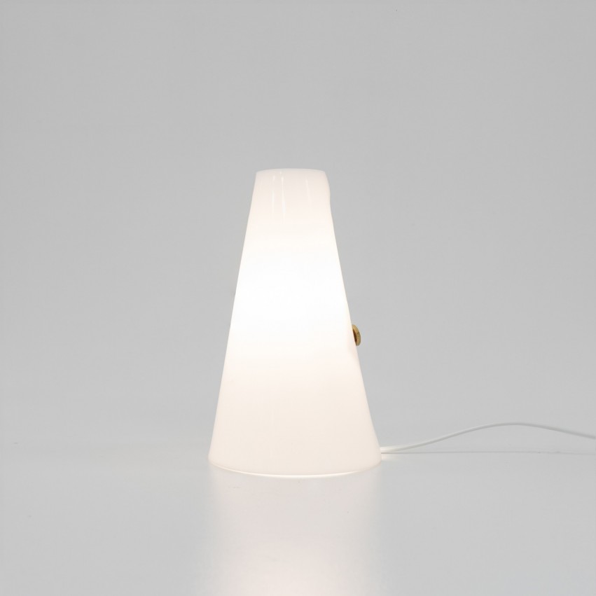 Lampe pyramidale des années 1960 en Plexiglas et laiton