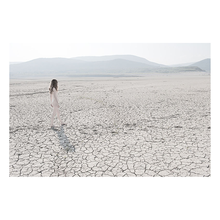 Jeune fille nue sur le sable