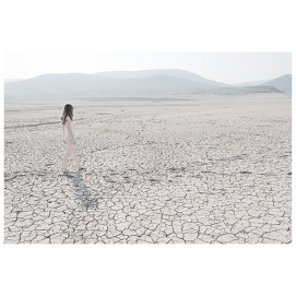 Jeune fille nue sur le sable