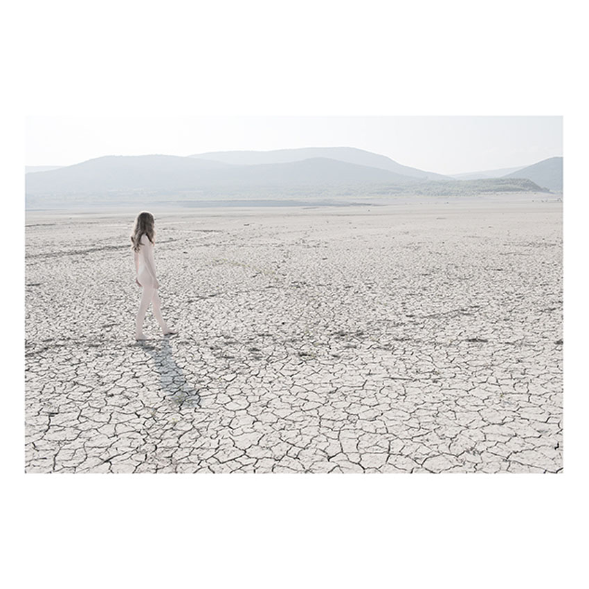 Jeune fille nue sur le sable